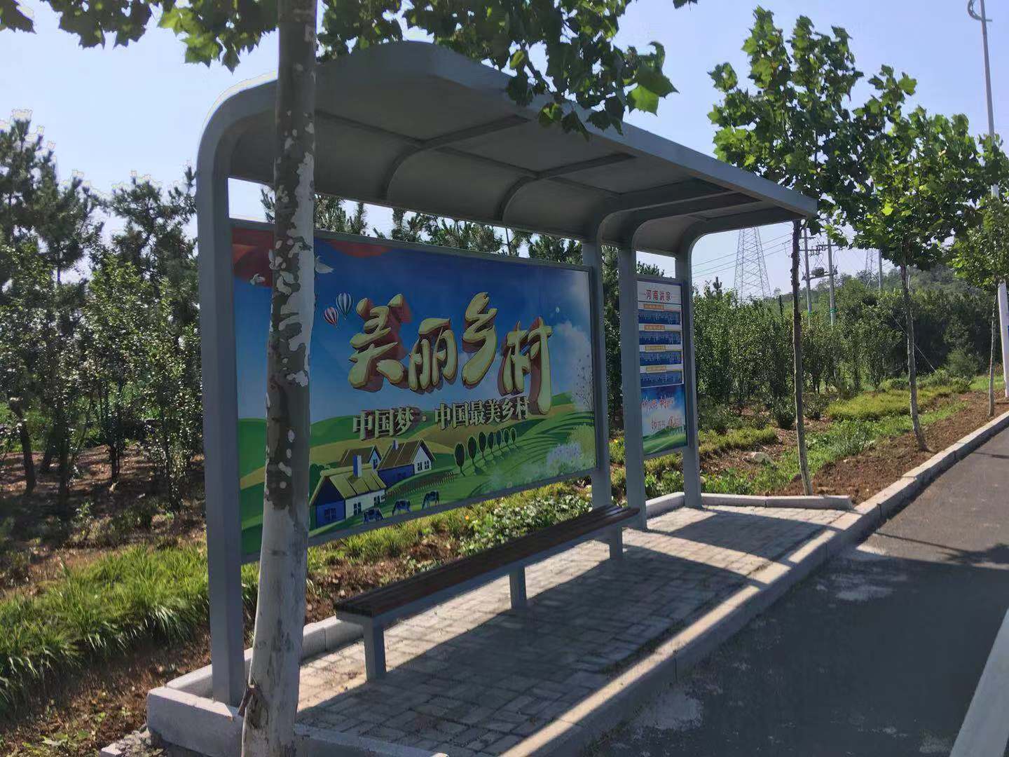 候車亭實景，鄉(xiāng)鎮(zhèn)款站牌實景